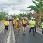 Bupati Luwu Utara Bersama DPRD dan Rombongan Lainnya Tinjauan Langsung Pekerjaan Pengaspalan Ruas Jalan Poros Salulemo-Lara Bupati Luwu Utara Bersama DPRD dan Rombongan Lainnya Tinjauan Langsung Pekerjaan Pengaspalan Ruas Jalan Poros Salulemo-Lara
