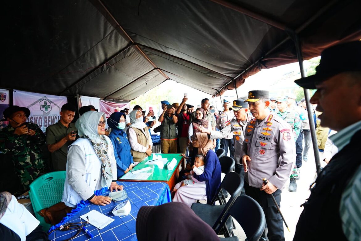 Tinjau Pengungsian di Aceh Tengah, Kapolri Tekankan Percepatan Perbaikan Akses hingga Distribusi Bantuan