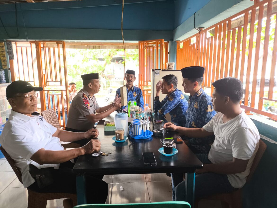 Sambil Ngopi di Warkop Pasyah, Kapolsek Pujananting Pererat Silaturahmi dengan PMI