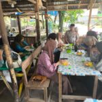 ​Sambangi Warga di Warung Bambu Aibon, Kapolsek Pujananting Ingatkan Kewaspadaan Terhadap Hoaks dan Tindak Pidana