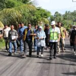 Genjot Infrastruktur di Akhir Tahun, Bupati Luwu Utara Tinjau Pengaspalan Jalan Desa Rompu Genjot Infrastruktur di Akhir Tahun, Bupati Luwu Utara Tinjau Pengaspalan Jalan Desa Rompu