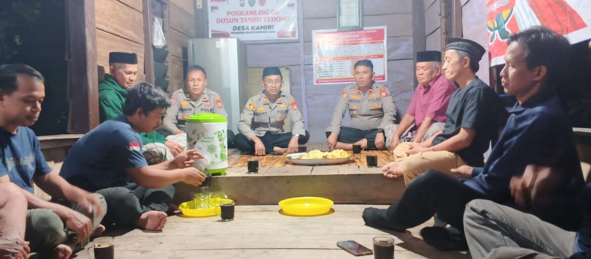 ​Duduk Bersama di Poskamling, Kapolsek Balusu dan Masyarakat Bahas Keamanan Lewat “Ngopi Kamtibmas”