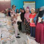 Penyaluran Bantuan Pangan (Beras Dan Minyak Goreng) Dari Bulog Oleh Pemerintah Desa Bumi Harapan