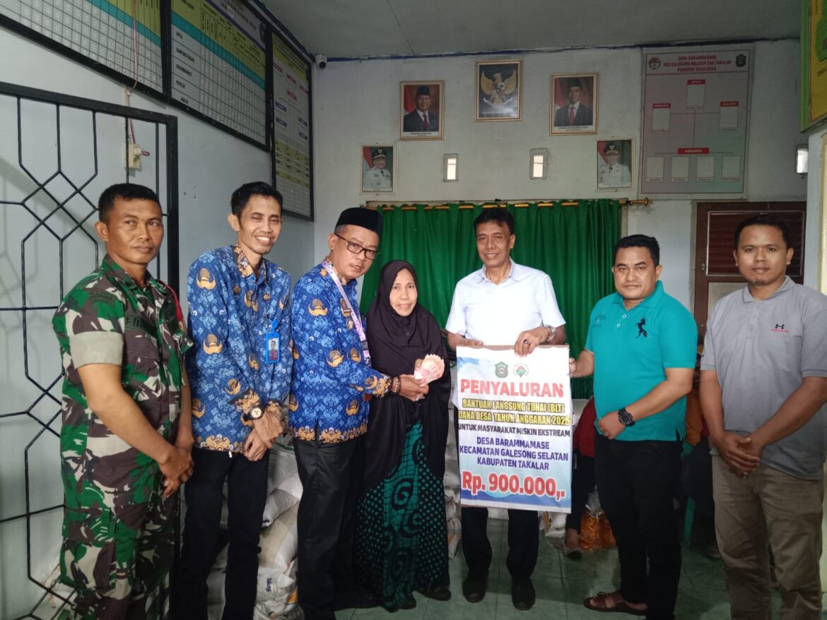 Gandeng Camat Galsel, Pemdes Barammamase Salurkan BLT Dana Desa 2025 kepada 15 KPM Miskin Ekstrem