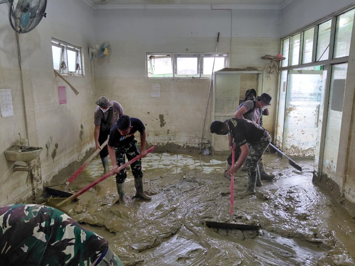 *Sinergitas TNI–Polri Bersihkan Puskesmas Kuala Simpang Pasca Banjir*