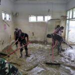 *Sinergitas TNI–Polri Bersihkan Puskesmas Kuala Simpang Pasca Banjir*