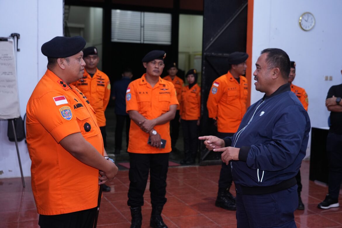 Kapolda Sultra Bersama Ketua DPRD Provinsi Tinjau Pos Pengamanan, Berikan Bingkisan kepada Personel