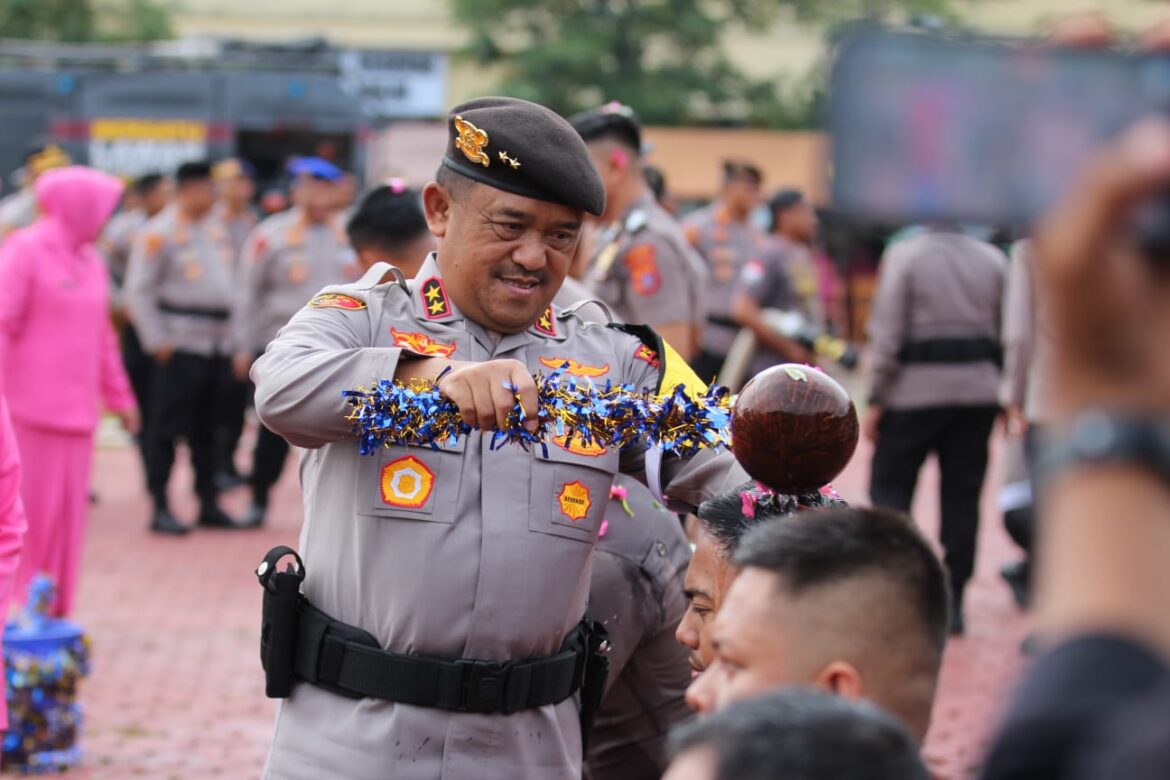 *Kapolda Sultra Pimpin Upacara Kenaikan Pangkat 867 Personel Polri dan PNS Polri*