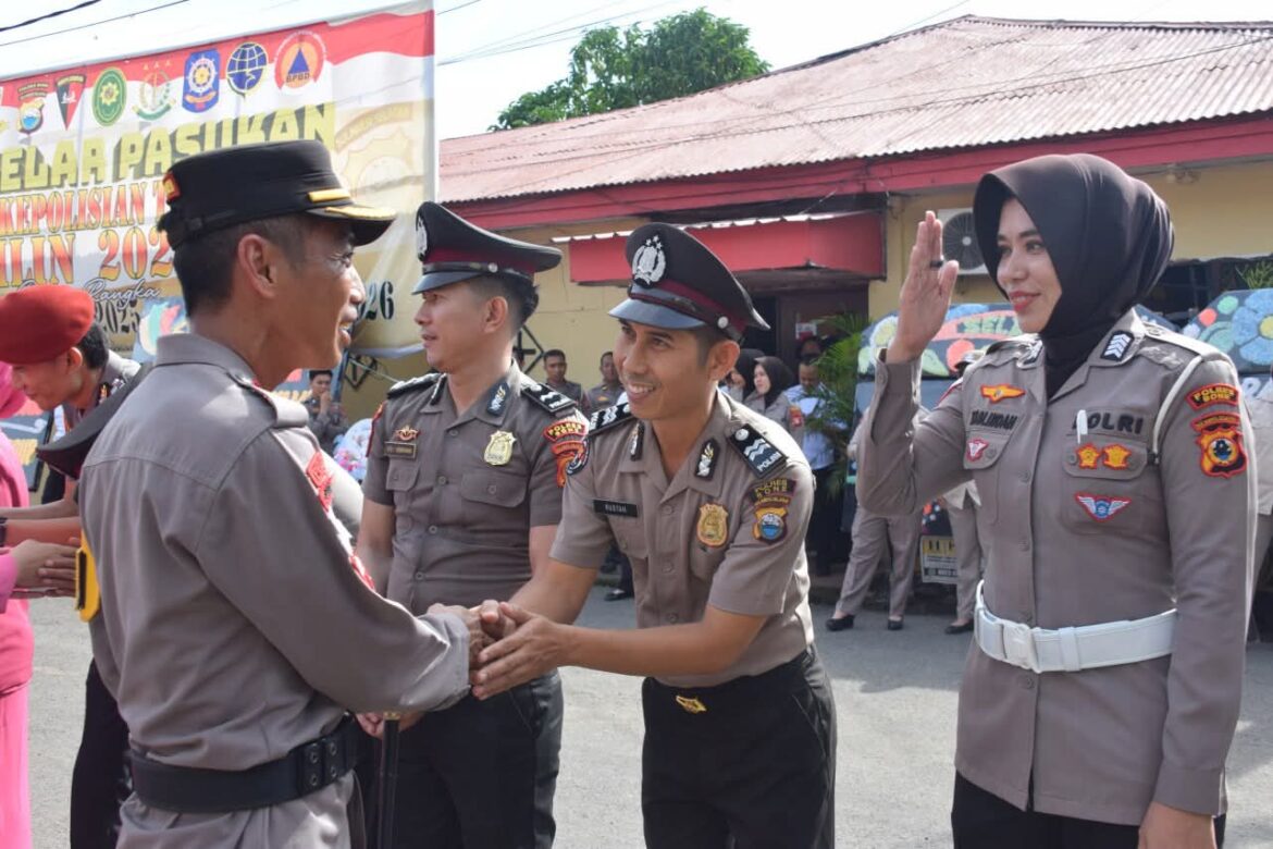 Upacara Laporan Kenaikan Pangkat Pengabdian Anggota Polri Bagi Personel Polres Bone dan Batalyon C Pelopor Brimob Polda Sulsel,