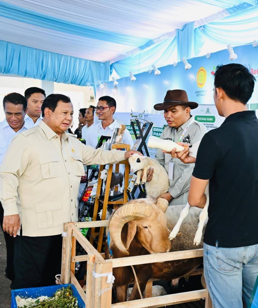 Menteri Pertahanan Sjafrie Sjamsoeddin mendampingi Presiden Prabowo Subianto pada kegiatan Panen Raya Nasional