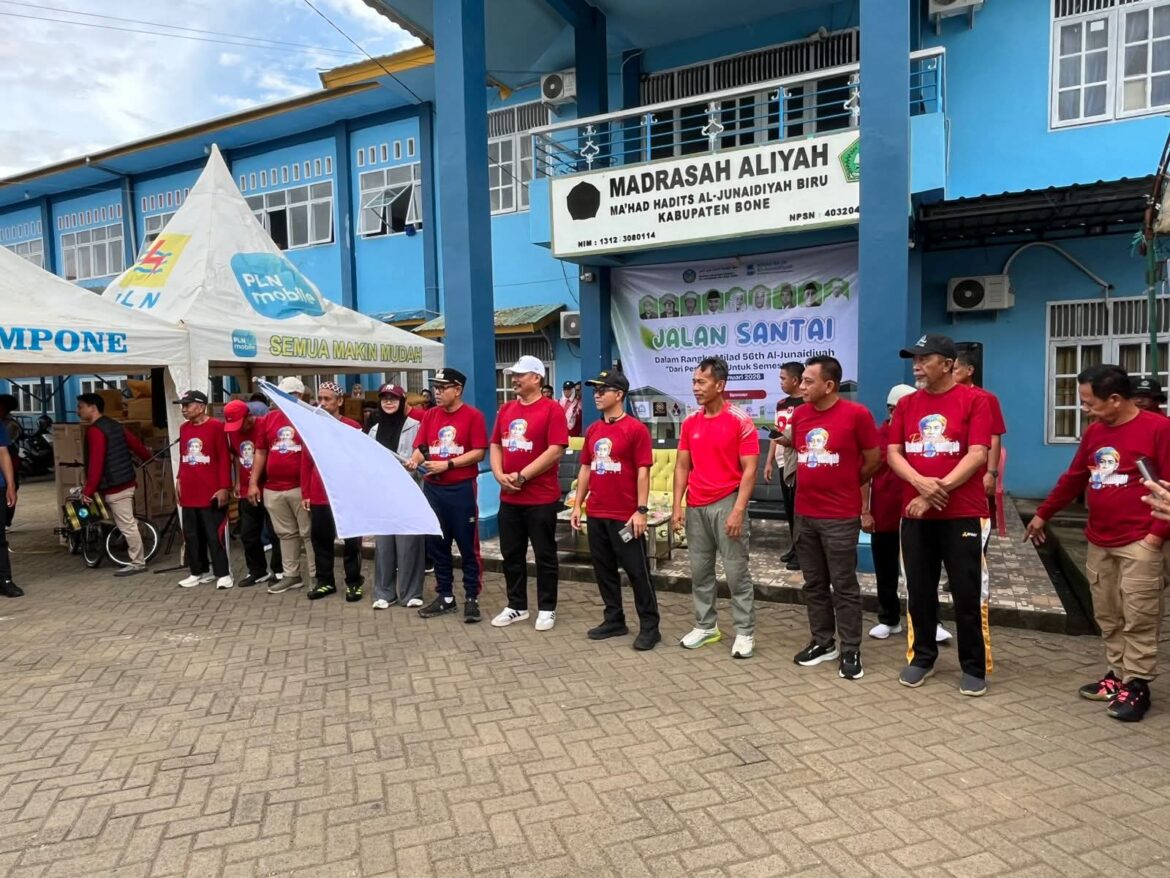 Kapolsek Tanete Riattang Hadiri Pelepasan Peserta Jalan Santai Milad ke-56 Ponpes Al-Junaidiyah