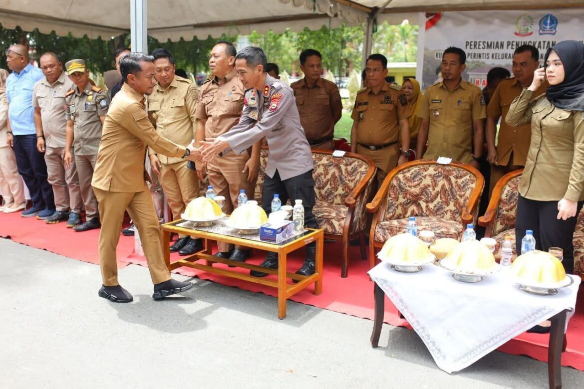 Kapolres Bone AKBP Sugeng Menghadiri Acara Peresmian Peningkatan Jalan Aspal Ruas Jalan Perintis Yang Berlokasi di Kelurahan Macanang,