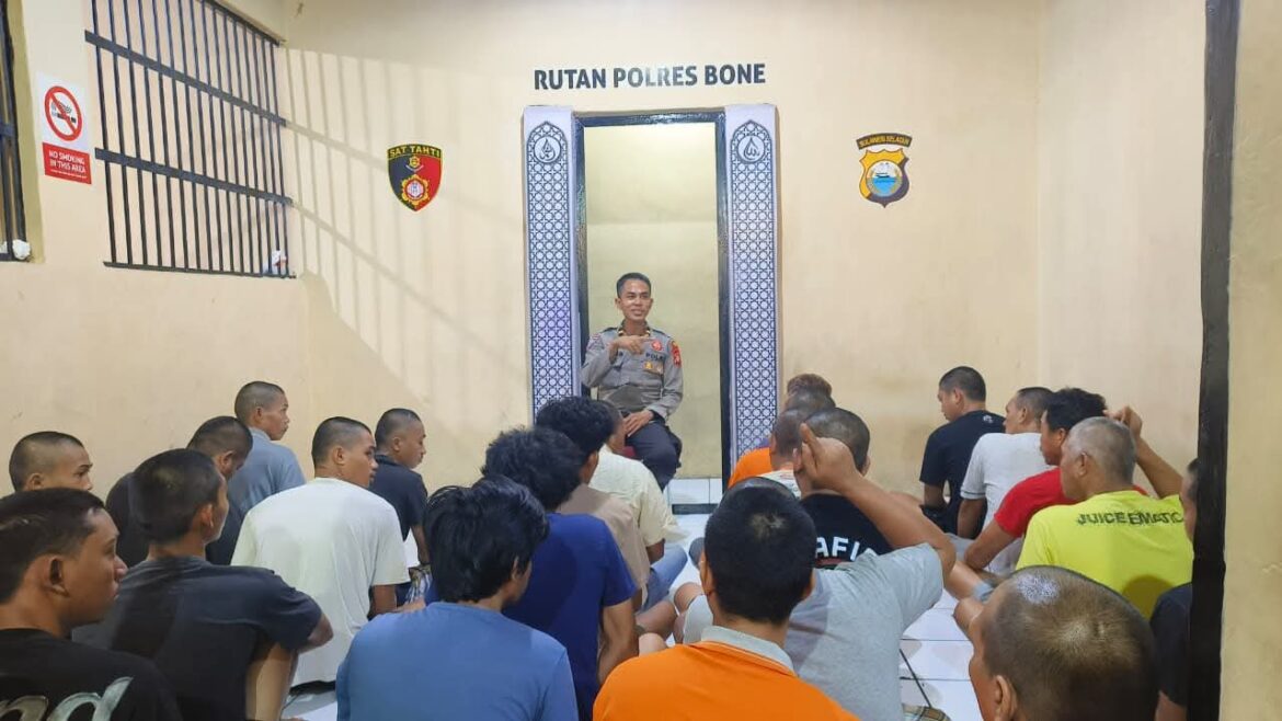 KBO Sat Binmas Polres Bone Berikan Ceramah dan Motivasi kepada Tahanan