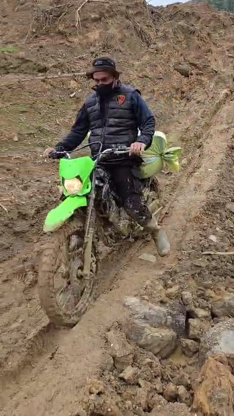 *Terobos Medan Ekstrem, Warga Kampung Serule Apresiasi Personel Polres Aceh Tengah Jadi yang Pertama Salurkan Logistik*