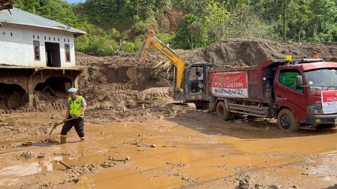 *Polri Maksimalkan Bantuan dengan Kerahkan Alat Berat, Percepat Pemulihan Bencana di Sumatra*