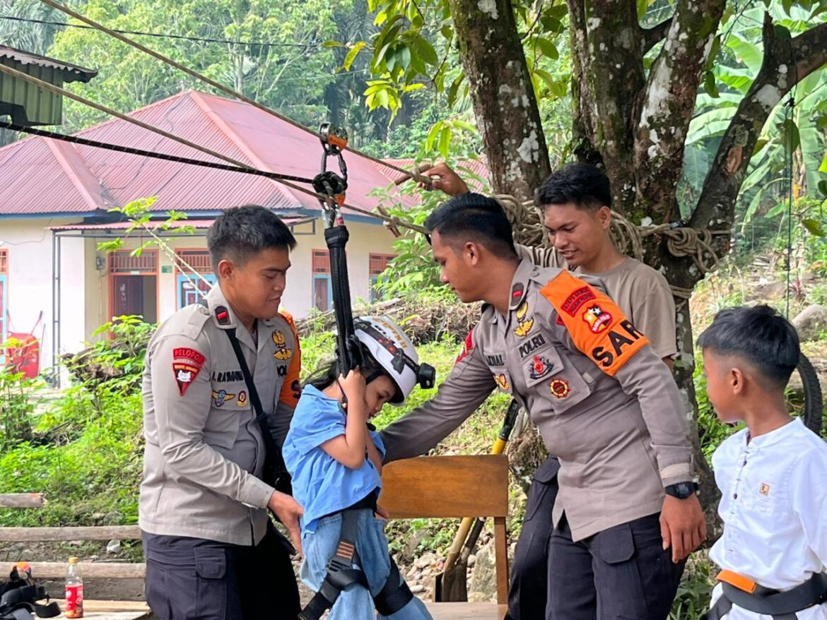 Trauma Healing Polri Hadirkan Flying Fox untuk Kembalikan Senyum Anak-Anak Terdampak Bencana di Kayu Pasak*