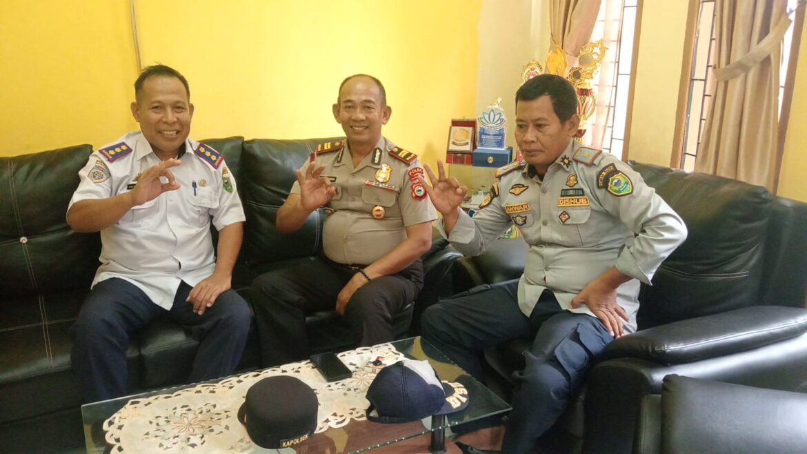 Tingkatkan Keselamatan Pengguna Jalan, Kapolsek Pujananting Koordinasi dengan Dishub Barru Terkait Pemangkasan Pohon di Jalur Poros Doi-Doi