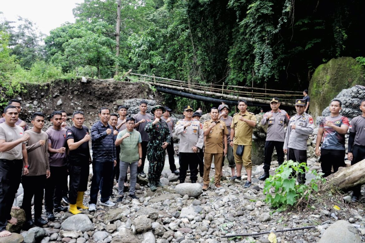 ​Permudah Akses Sekolah dan Ekonomi Warga Topporeng-Pakka, Kapolres Barru Tinjau Pembangunan Jembatan di Desa Nepo