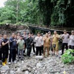 ​Permudah Akses Sekolah dan Ekonomi Warga Topporeng-Pakka, Kapolres Barru Tinjau Pembangunan Jembatan di Desa Nepo
