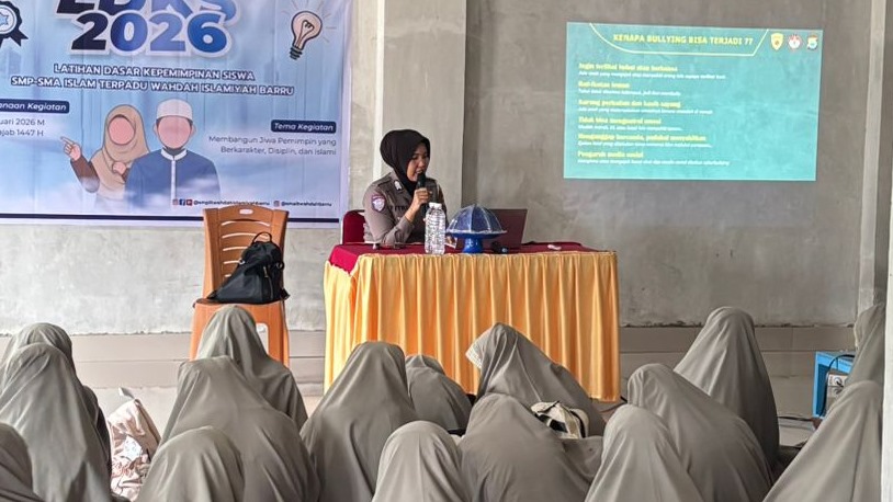 Jangan Takut Melapor, Pesan Tegas Polwan Polres Barru Saat Edukasi Anti-Perundungan