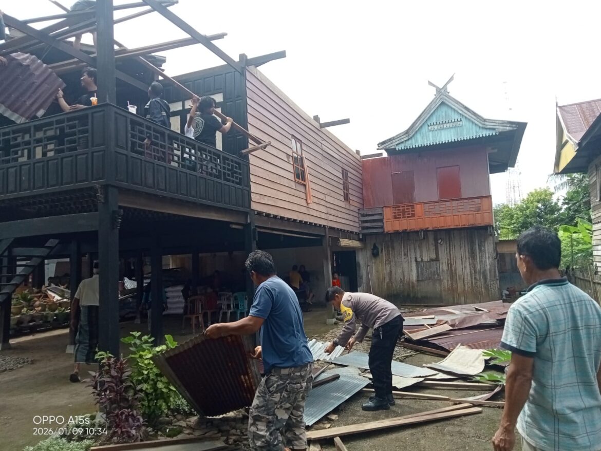​Angin Kencang Rusak 19 Rumah di Palanro, Personel Polsek Mallusetasi Langsung Siaga di Lokasi