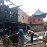 ​Angin Kencang Rusak 19 Rumah di Palanro, Personel Polsek Mallusetasi Langsung Siaga di Lokasi