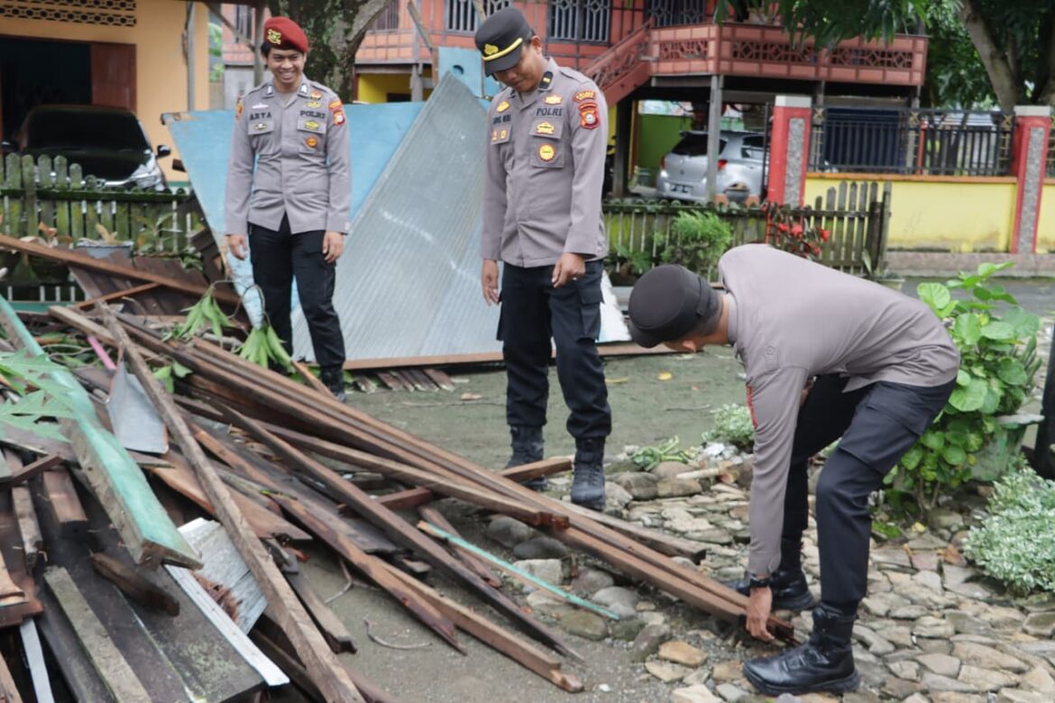 ​Wujud Kepedulian, Polres Barru Turun Tangan Bantu Warga Mallusetasi Pulihkan Kondisi Pasca Angin Kencang