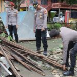 Wujud Kepedulian, Polres Barru Turun Tangan Bantu Warga Mallusetasi Pulihkan Kondisi Pasca Angin Kencang Wujud Kepedulian, Polres Barru Turun Tangan Bantu Warga Mallusetasi Pulihkan Kondisi Pasca Angin Kencang