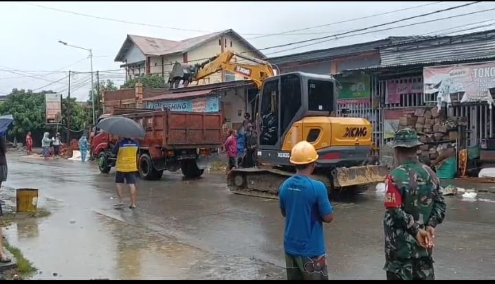 Ratusan Rumah Warga Kabupaten Pasangkayu Tergenang Air Banjir, Akibat Hujan Deras Dinas PUPR Pasangkayu Turunkan Alat Berat Normalisasi Drainase