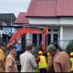 Usai Pasca Hujan Deras Guyur Kabupaten Pasangkayu, Pemkab Pasangkayu Sisir Bersihkan Saluran Air Dalam Kota Usai Pasca Hujan Deras Guyur Kabupaten Pasangkayu, Pemkab Pasangkayu Sisir Bersihkan Saluran Air Dalam Kota