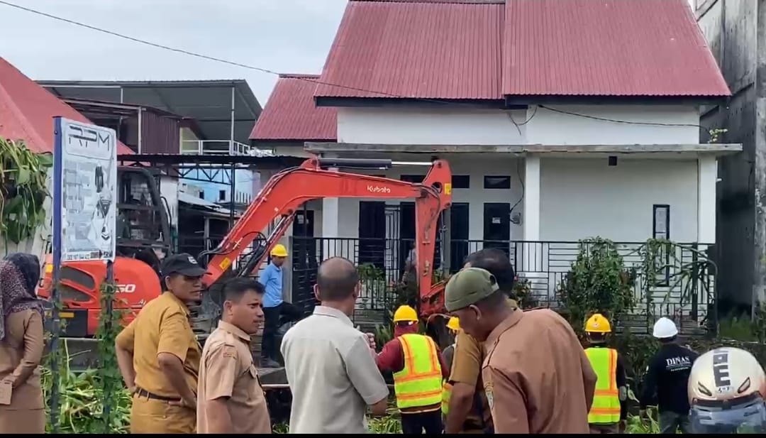 Usai Pasca Hujan Deras Guyur Kabupaten Pasangkayu, Pemkab Pasangkayu Sisir Bersihkan Saluran Air Dalam Kota