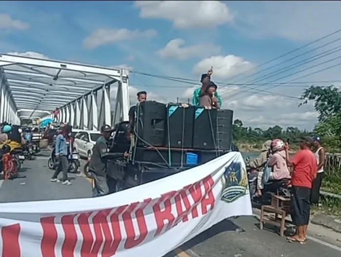 Aksi Demo Aliansi Mahasiswa Desak Pemekaran Provinsi Luwu Raya Mengakibatkan kemacetan Total Lalulintas.