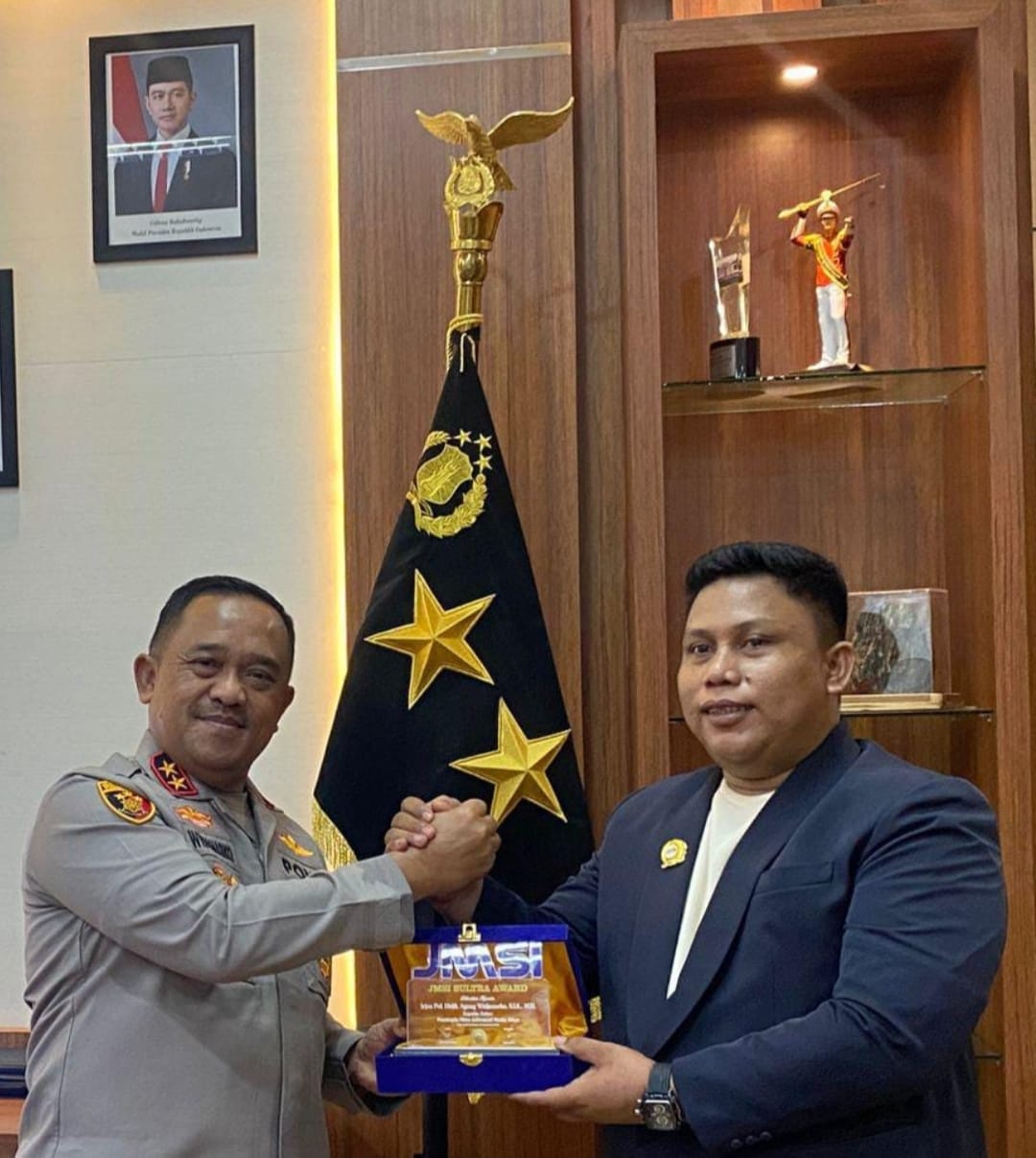 *Jaringan Media Siber Indonesia Sultra Anugerahkan Award kepada Kapolda Sultra*