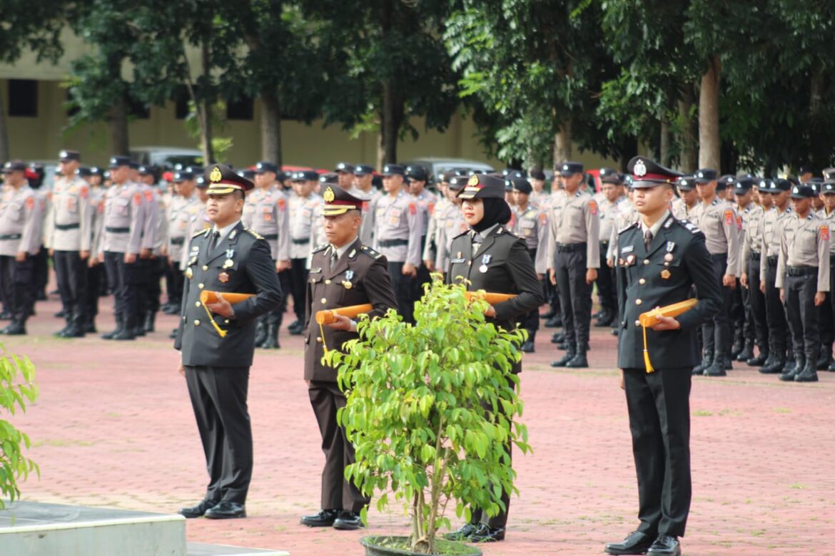 *Personel Polda Sultra Terima Tanda Kehormatan Satya Lencana pada Upacara Hari Kesadaran Nasional*