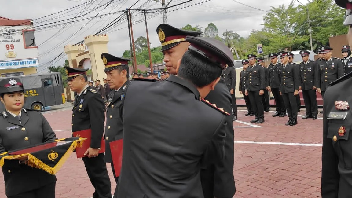 Kapolres Lutra Pimpin Upacara Penganugerahan Satyalencana Pengabdian kepada Personel Polres Luwu Utara