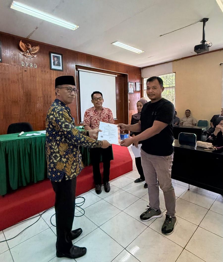 Sekwan Luwu Utara Serahkan SK PPPK Paruh Waktu