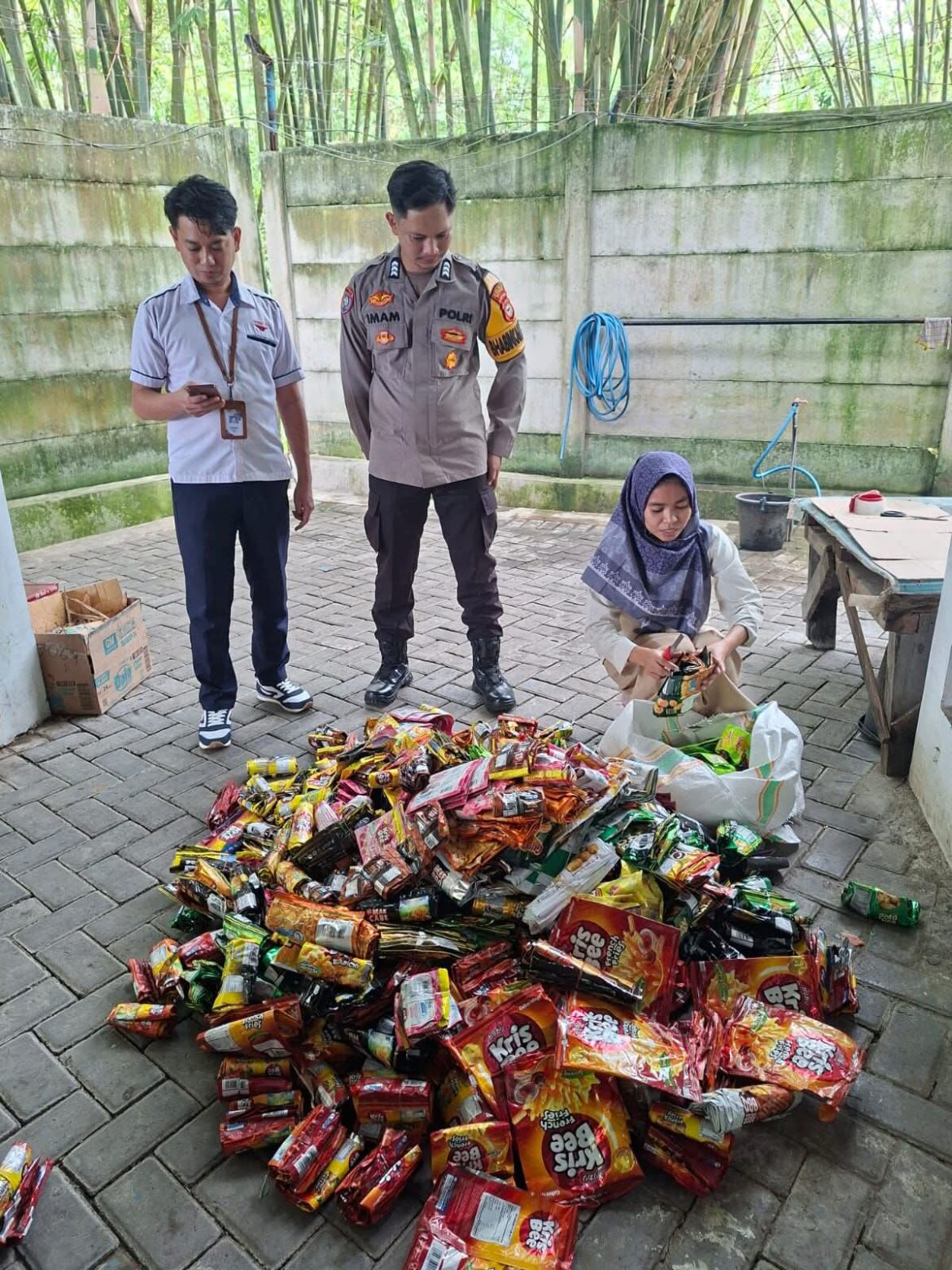Bhabinkamtibmas Dampingi Pemusnahan Ribuan Produk Kedaluwarsa di Wilayah Binaannya