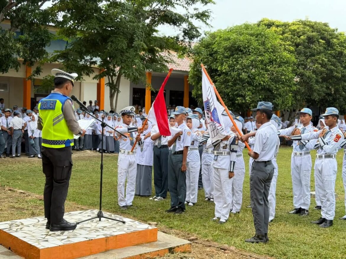 Operasi KBO Satlantas Polres Bone IPDA Sasram Melaksanakan Kegiatan Pelantikan Organisasi Patroli Keamanan Sekolah di SMK Negeri 2 Bone