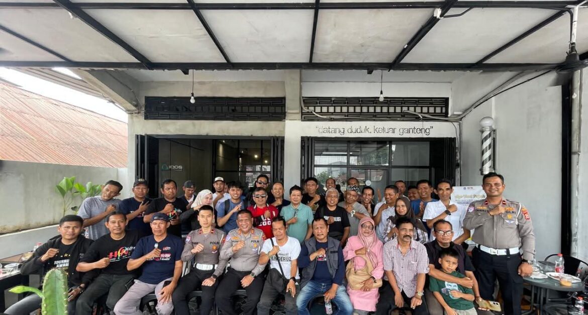 Silaturahmi Hangat Lewat Ngopi Bareng, Kasat Lantas Polres Bone dan Jurnalis Bicara Lalu Lintas