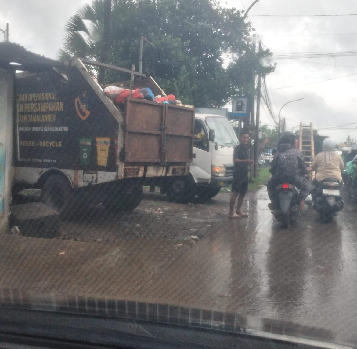 Perlu di Atensi , Truk Armada Pengangkut Sampah TPA Antang Ganggu Penggguna Jalan 