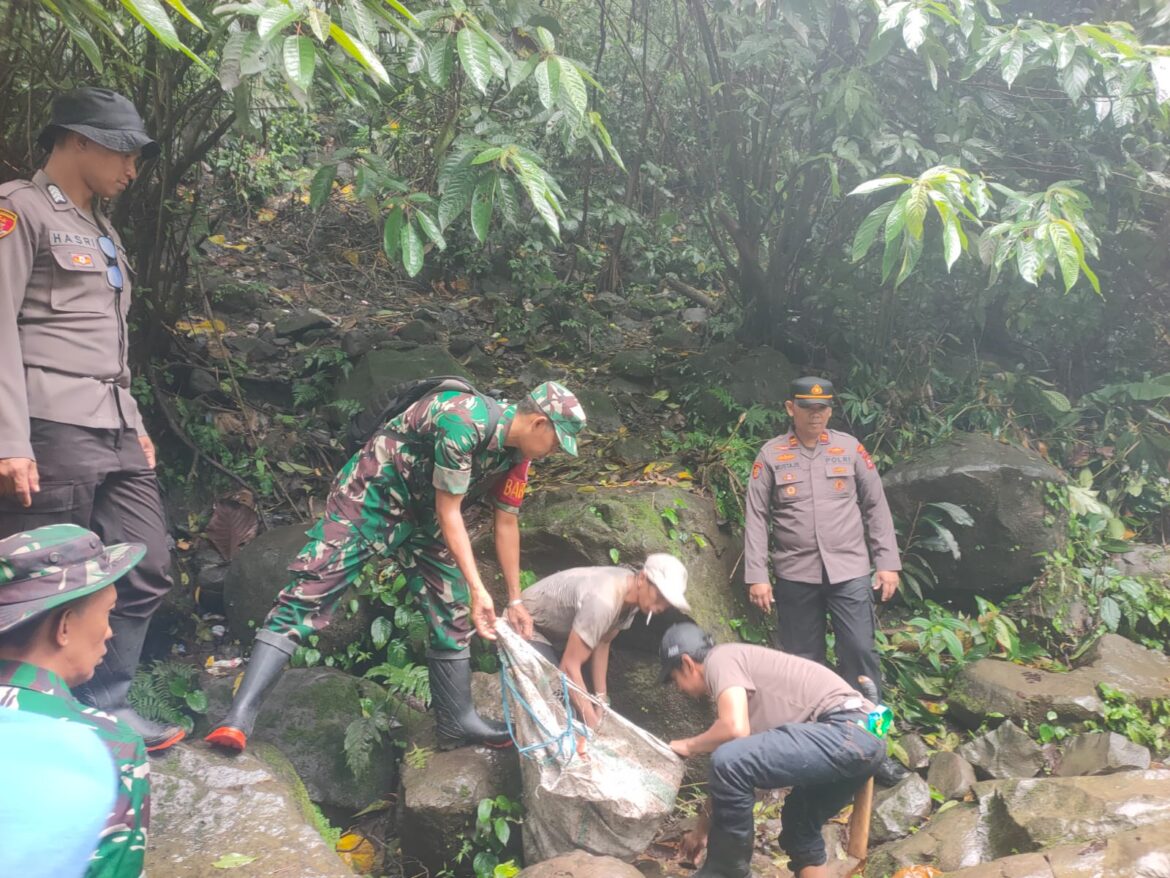 Pimpin Aksi Jumat Bersih di Air Terjun Tompo Magelli, Kapolsek Balusu Perkuat Sinergitas Lewat Pelestarian Alam