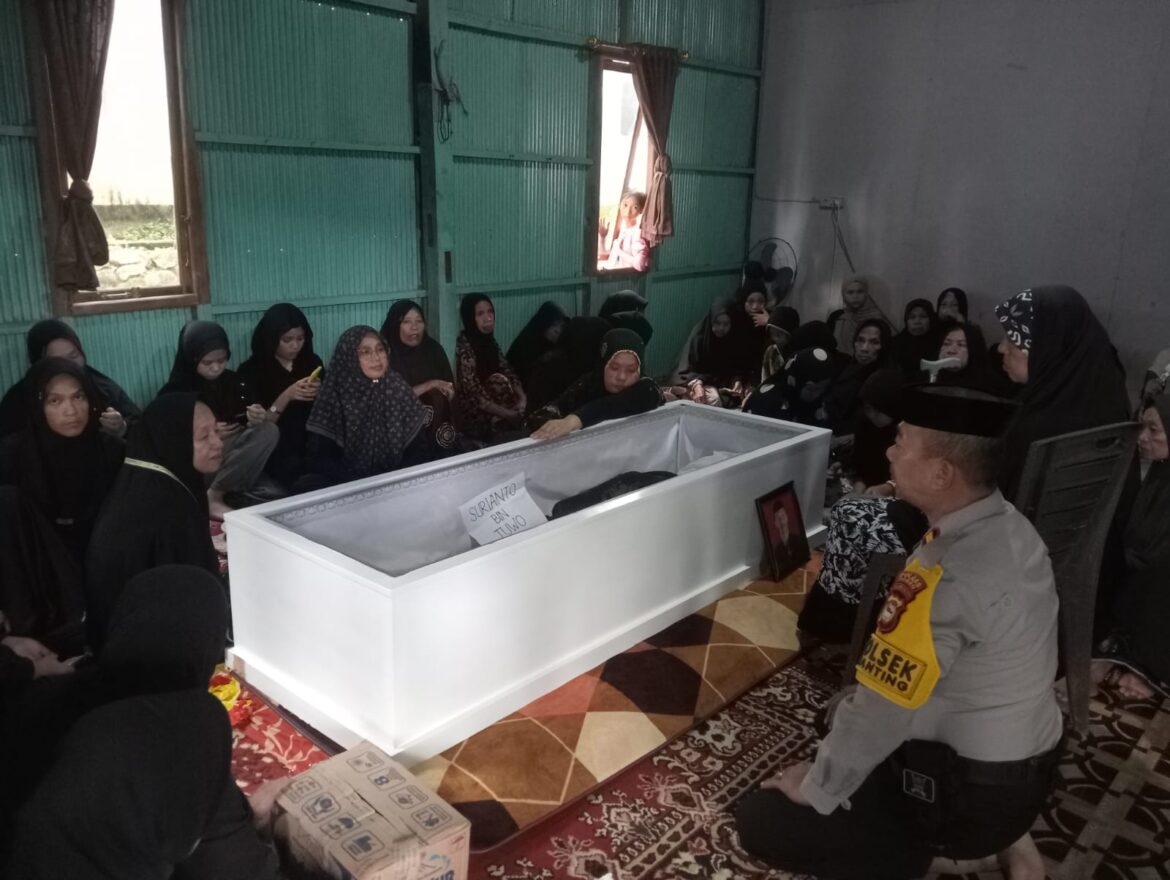 ​Wujud Empati dan Penghormatan Terakhir, Kapolsek Pujananting Bersama Camat Sambangi Rumah Duka Alm. Surianto
