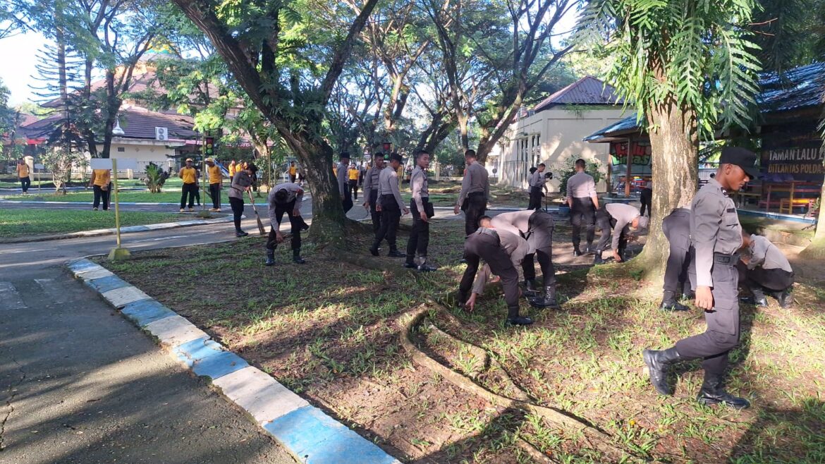 *Tindak Lanjuti Arahan Presiden Prabowo, Polda Sultra Gelar Korve Serentak Bersihkan Lingkungan Mako*