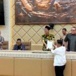 Ketua DPRD Luwu Utara, Husain, SE. Menyerahkan Surat Permintaan Pemekaran DOB Luteng dan Provinsi Luwu Raya Kepada Presiden Prabowo Subianto Melalui Pimpinan Komisi II DPR RI.