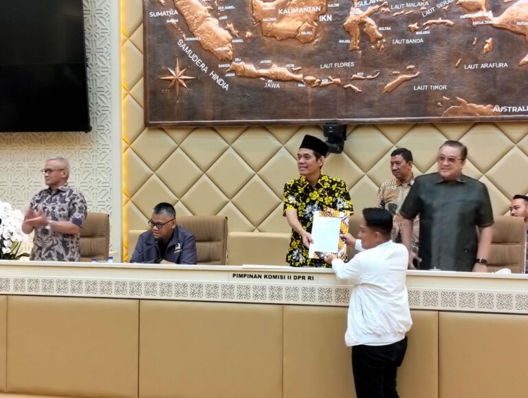 Ketua DPRD Luwu Utara, Husain, SE. Menyerahkan Surat Permintaan Pemekaran DOB Luteng dan Provinsi Luwu Raya Kepada Presiden Prabowo Subianto Melalui Pimpinan Komisi II DPR RI.