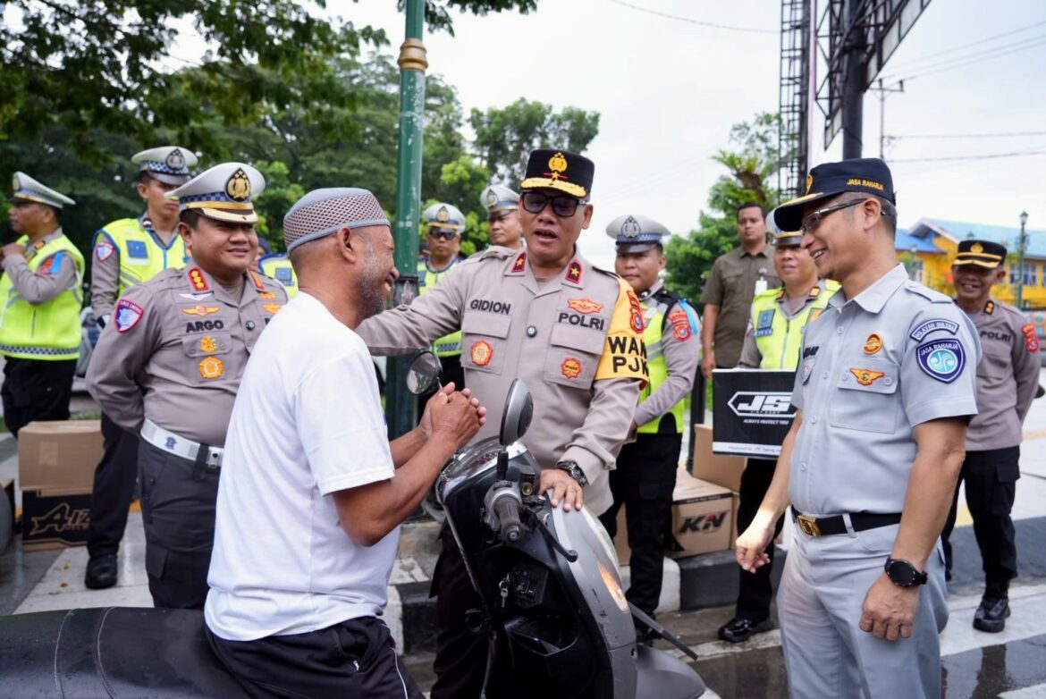 Operasi Keselamatan Anoa 2026, Ditlantas Polda Sultra Gelar “Polantas Menyapa” dengan Bagi Helm dan Bunga di Kendari