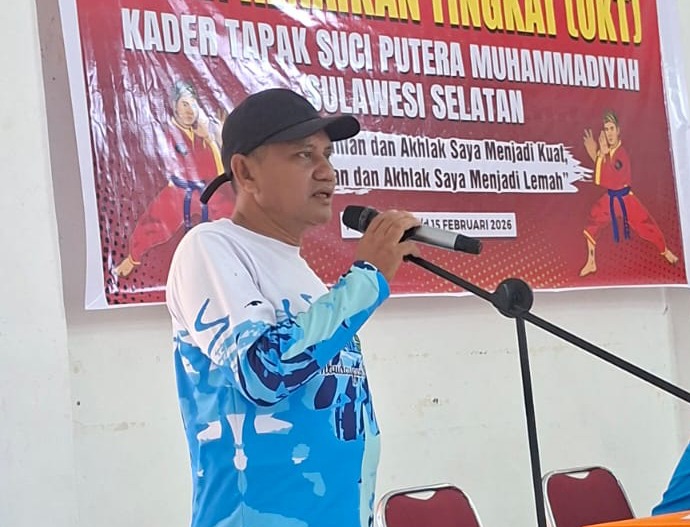 Dukung Eksistensi Olahraga Bela Diri, Kadisporapar Lutra Sematkan Tanda Peserta UKT Tapak Suci