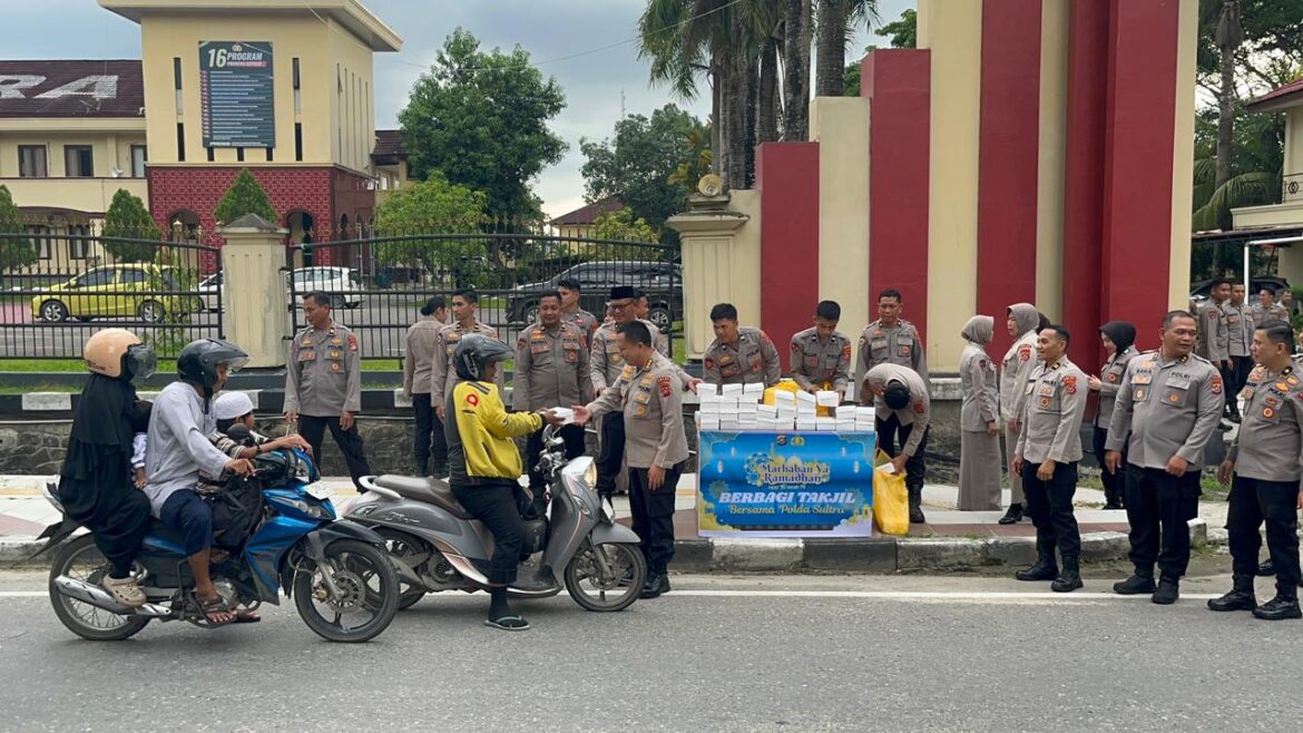 *Biro SDM Polda Sultra Bagikan 200 Paket Takjil kepada Masyarakat dan Pengendara*