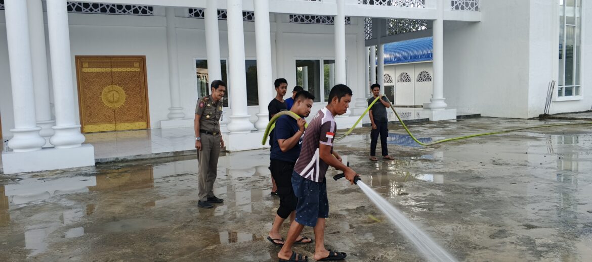 Pastikan Masjid Raya Al-Barru Lasinri Siap Digunakan Jum’at Perdana, Kasatpol PP dan Damkar Barru Kerahkan Regu I Jaga RC Lakukan Penyemprotan