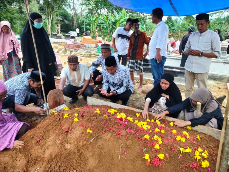 Ketua PGRI Luwu Utara Hadiri Pemakaman dan Serahkan Santunan Duka, ” Guru SMPN 2 Mappedeceng Almarhumah Herlina”